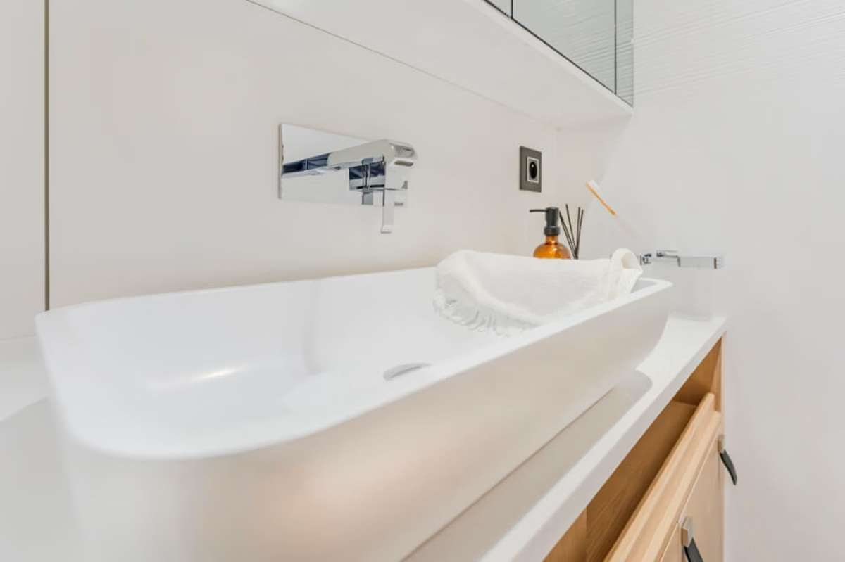Ensuite bathroom aboard Mymlan